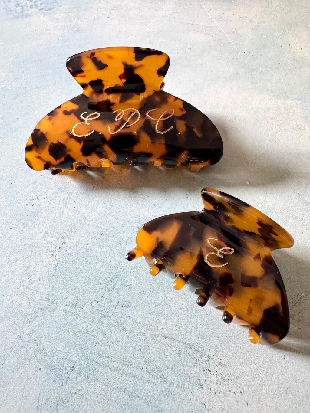 Personalized Engraved Hair Clips & Mirror Set: Custom Dark Tortoiseshell Claw Clips Set with Handheld Mirror